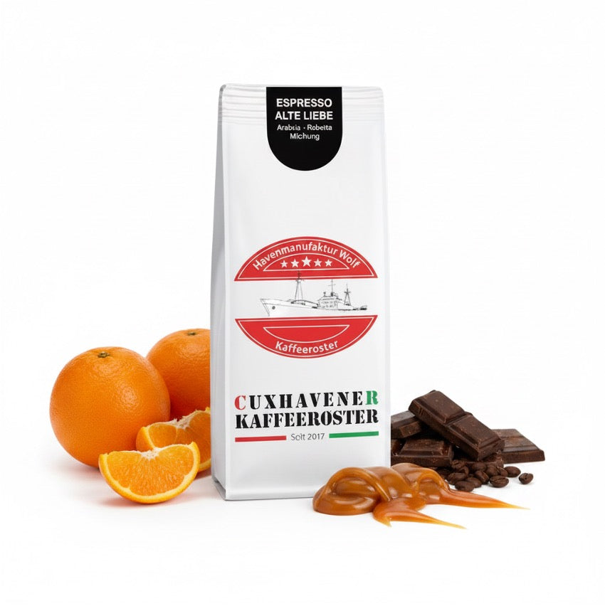 Weiße Kaffeetüte des Cuxhavener Kaffeeroesters mit der Aufschrift Espresso Alte Liebe und Aromasymbolen vor weißem Hintergrund
