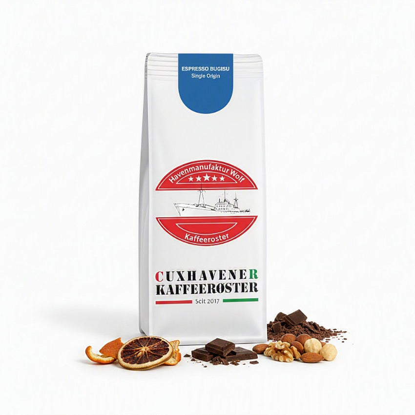Weiße Kaffeetüte des Cuxhavener Kaffeeroesters mit der Aufschrift Espresso Bugisu und Aromasymbolen vor weißem Hintergrund