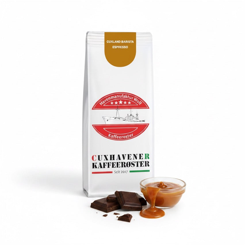 Weiße Kaffeetüte des Cuxhavener Kaffeeroesters mit der Aufschrift Cuxland Barista Espresso und Aromasymbolen vor weißem Hintergrund

Weiße 