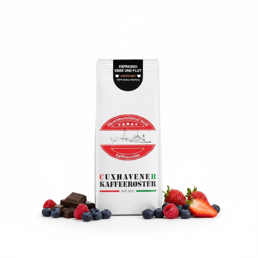 Weiße Kaffeetüte des Cuxhavener Kaffeeroesters mit der Aufschrift Espresso Ebbe und Flut entkoffeiniert und Aromasymbole vor weißem Hintergrund