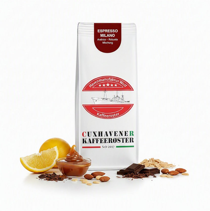 weiße Kaffeetüte des Cuxhavener Kaffeerösters mit der Aufschrift Espresso Milanound Aromasymbolen vor weißem Hintergrund