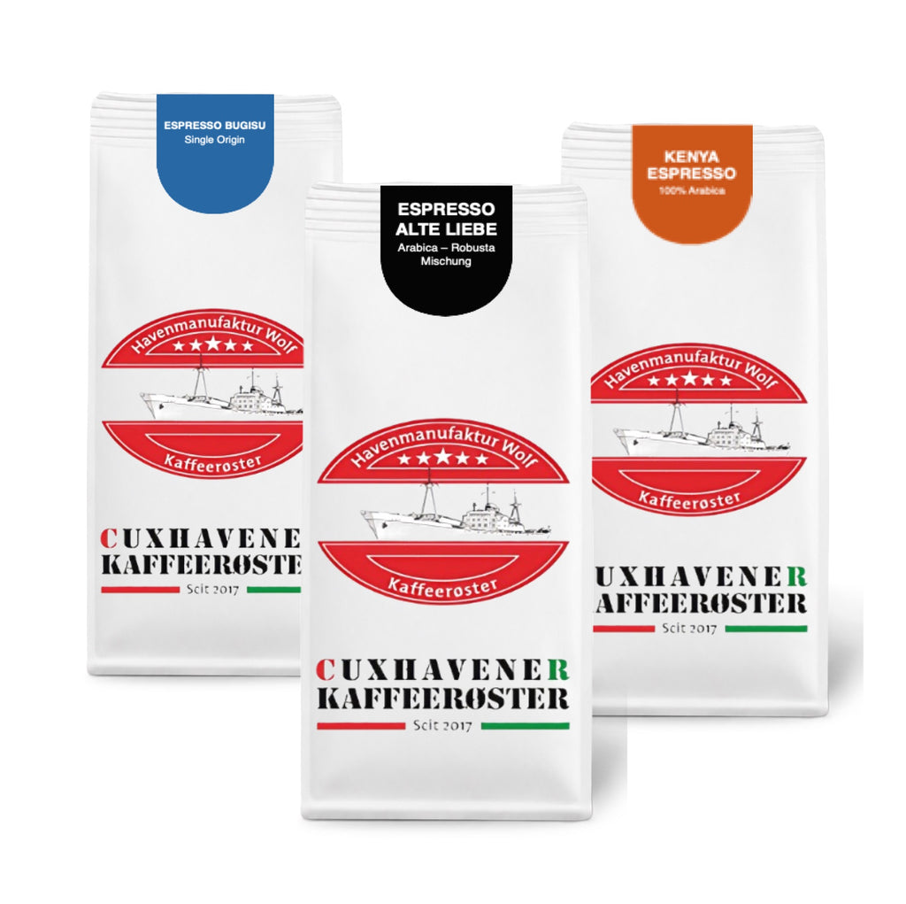 Weiße Kaffeetüten des Cuxhavener Kaffeeroesters eingebunden in Werbung für Espresso Probierpaket 3x250g - Rabatt 15% freigestellt vor weissem Hintergrund