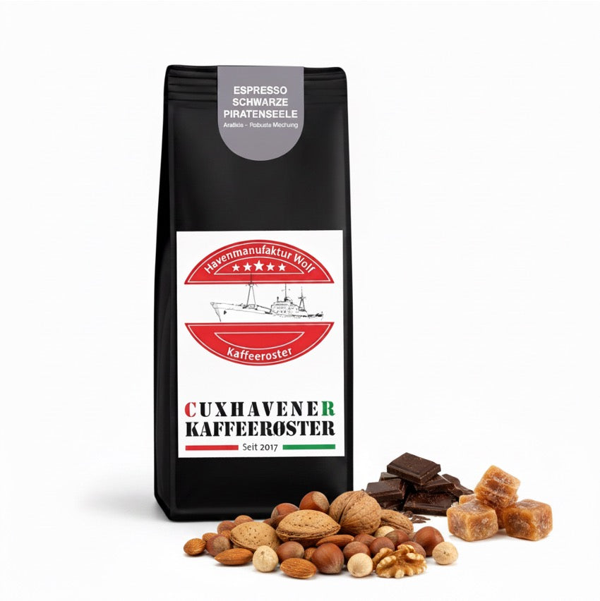 •	Schwarze Kaffeetüte des Cuxhavener Kaffeeroesters mit der Aufschrift schwarze Piraten Seele und Aromasymbolen vor weißem Hintergrund
