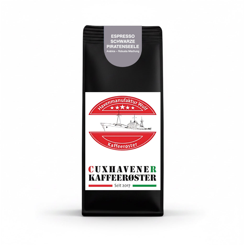 •	Schwarze Kaffeetüte des Cuxhavener Kaffeeroesters mit der Aufschrift schwarze Piraten Seele vor weißem Hintergrund