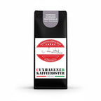 •	Schwarze Kaffeetüte des Cuxhavener Kaffeeroesters mit der Aufschrift schwarze Piraten Seele vor weißem Hintergrund
