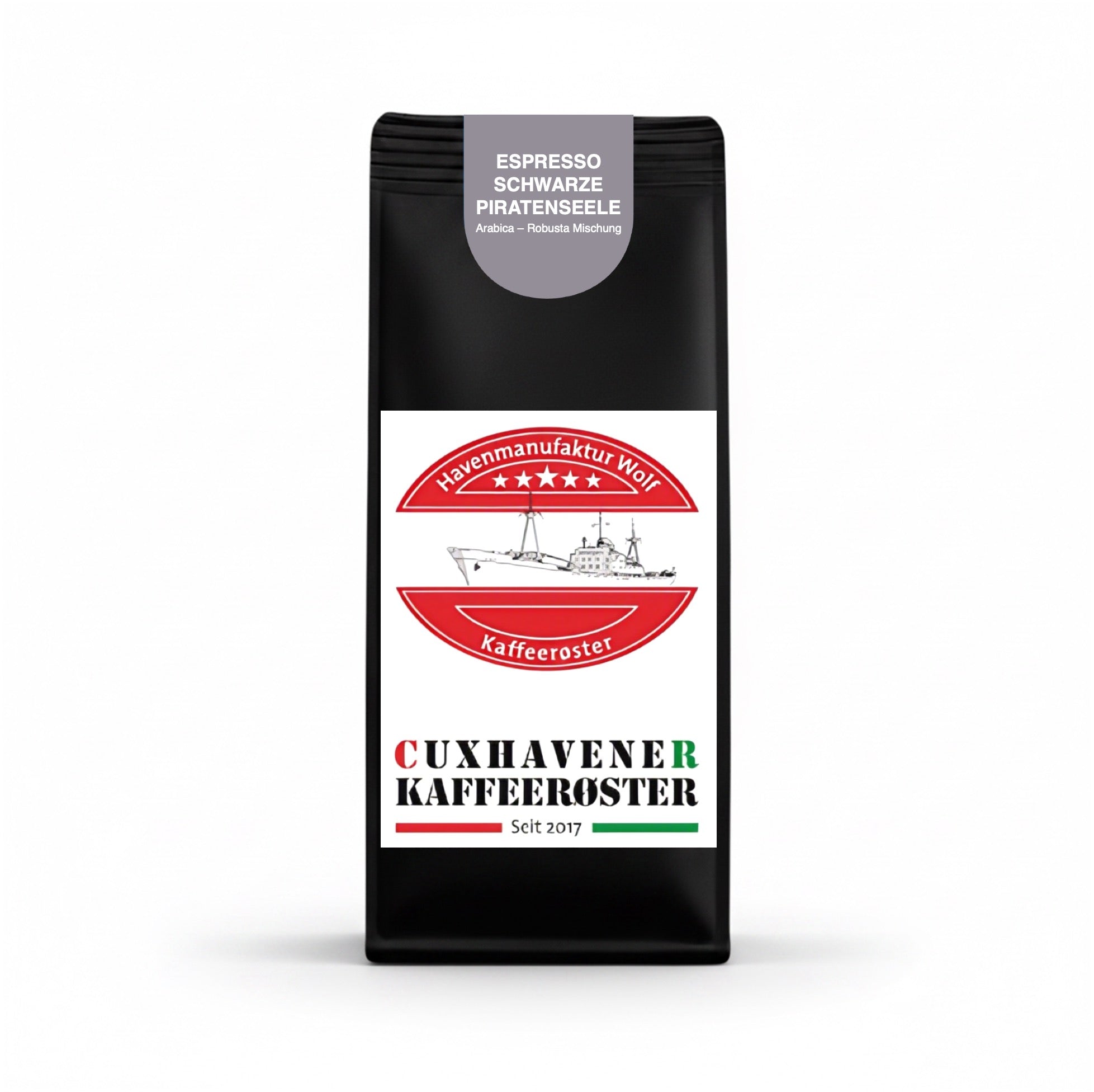 •	Schwarze Kaffeetüte des Cuxhavener Kaffeeroesters mit der Aufschrift schwarze Piraten Seele vor weißem Hintergrund