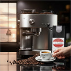 •	Schwarze Kaffeetüte des Cuxhavener Kaffeeroesters mit der Aufschrift schwarze Piraten Seele mit Kaffeevollautomat und frisch gebrühtem Espresso und Fenster mit Nordseeblick