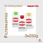 Weiße Kaffeetüten des Cuxhavener Kaffeeroesters eingebunden in Werbung für Filterkaffee Probierpaket 3x2500g - Rabatt 15%