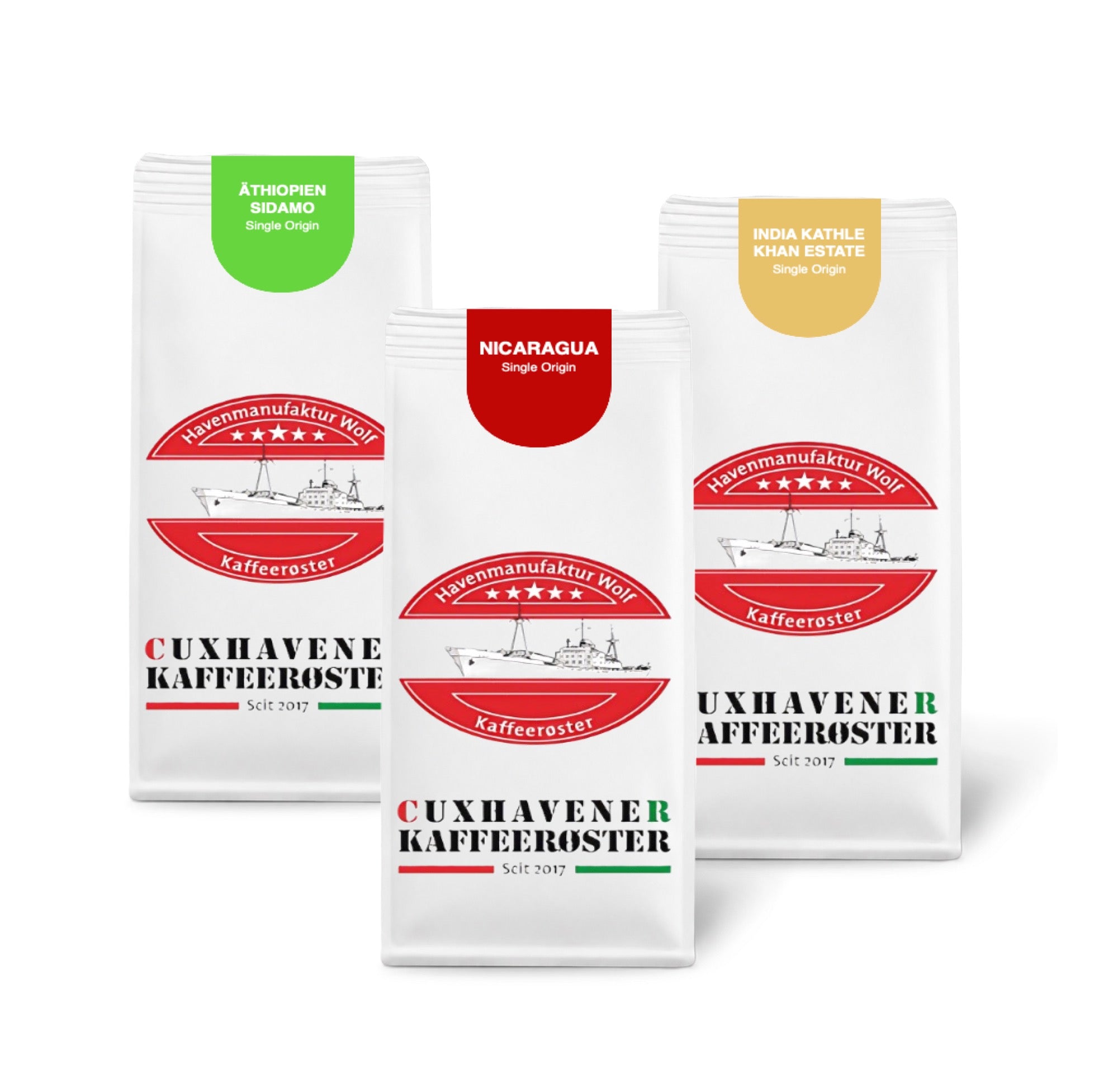 Weiße Kaffeetüten des Cuxhavener Kaffeeroesters eingebunden in Werbung für Filterkaffee Probierpaket 3x2500g - Rabatt 15% freigestellt vor weissem Hintergrund
