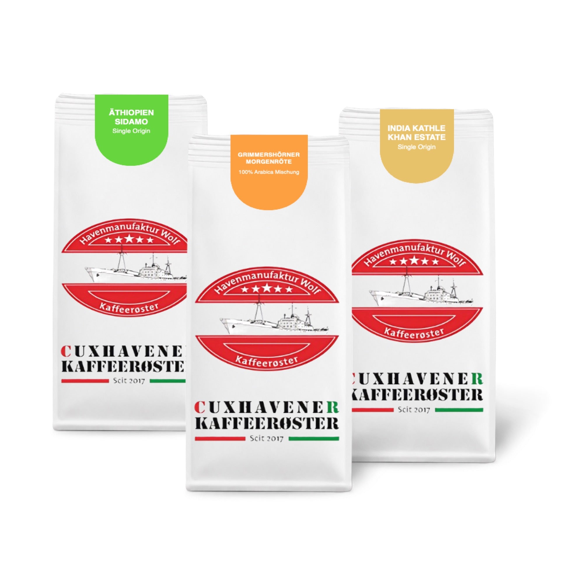 Weiße Kaffeetüten des Cuxhavener Kaffeeroesters eingebunden in Werbung für Filterkaffee Vorteilspaket 3x500g freigestellt vor weissem Hintergrund