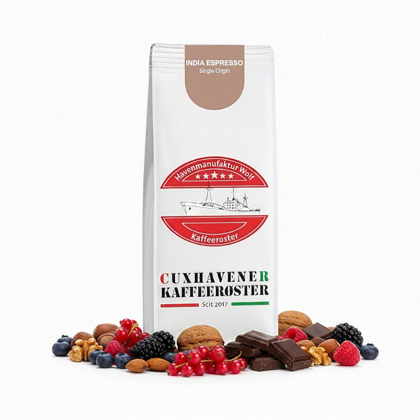 Weiße Kaffeetüte des Cuxhavener Kaffeeroesters mit der Aufschrift India Espresso und Aromasymbolen vor weißem Hintergrund