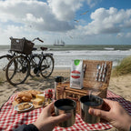 Weiße Kaffeetüte des Cuxhavener Kaffeeroesters mit der Aufschrift Äthiopien Sidamo bei Strand-Picknick in den Dünen mit Blick auf die Nordsee