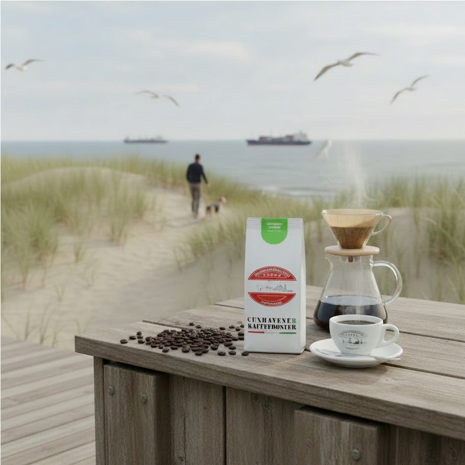 Weiße Kaffeetüte des Cuxhavener Kaffeeroesters mit der Aufschrift Äthiopien Sidamo auf Outdoor-Küche mit frisch gebrühtem Filterkaffe  mit Dünen- und Nordseeblick
