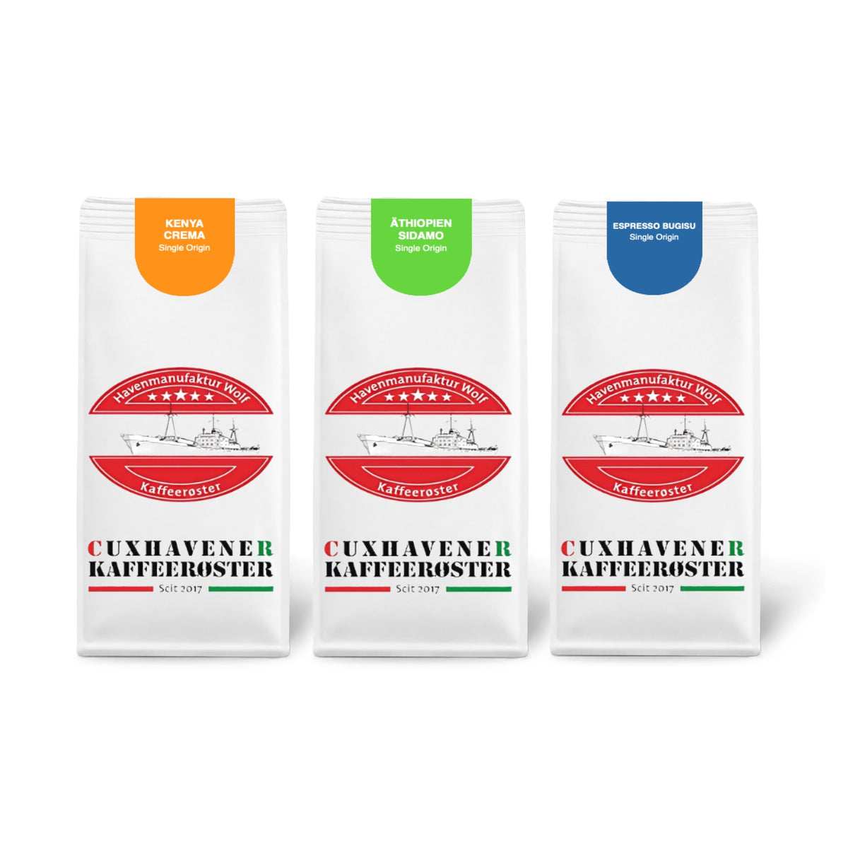 Weiße Kaffeetüten des Cuxhavener Kaffeeroesters eingebunden in Werbung für Afrika De Luce 3x500g freigestellt vor weissem Hintergrund