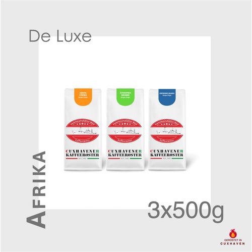 Weiße Kaffeetüten des Cuxhavener Kaffeeroesters eingebunden in Werbung für Afrika De Luce 3x500g