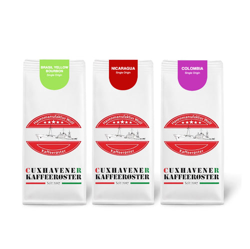 Weiße Kaffeetüten des Cuxhavener Kaffeeroesters eingebunden in Werbung für Amerika Vorteilspaket 3x500g freigestellt vor weissem Hintergrund