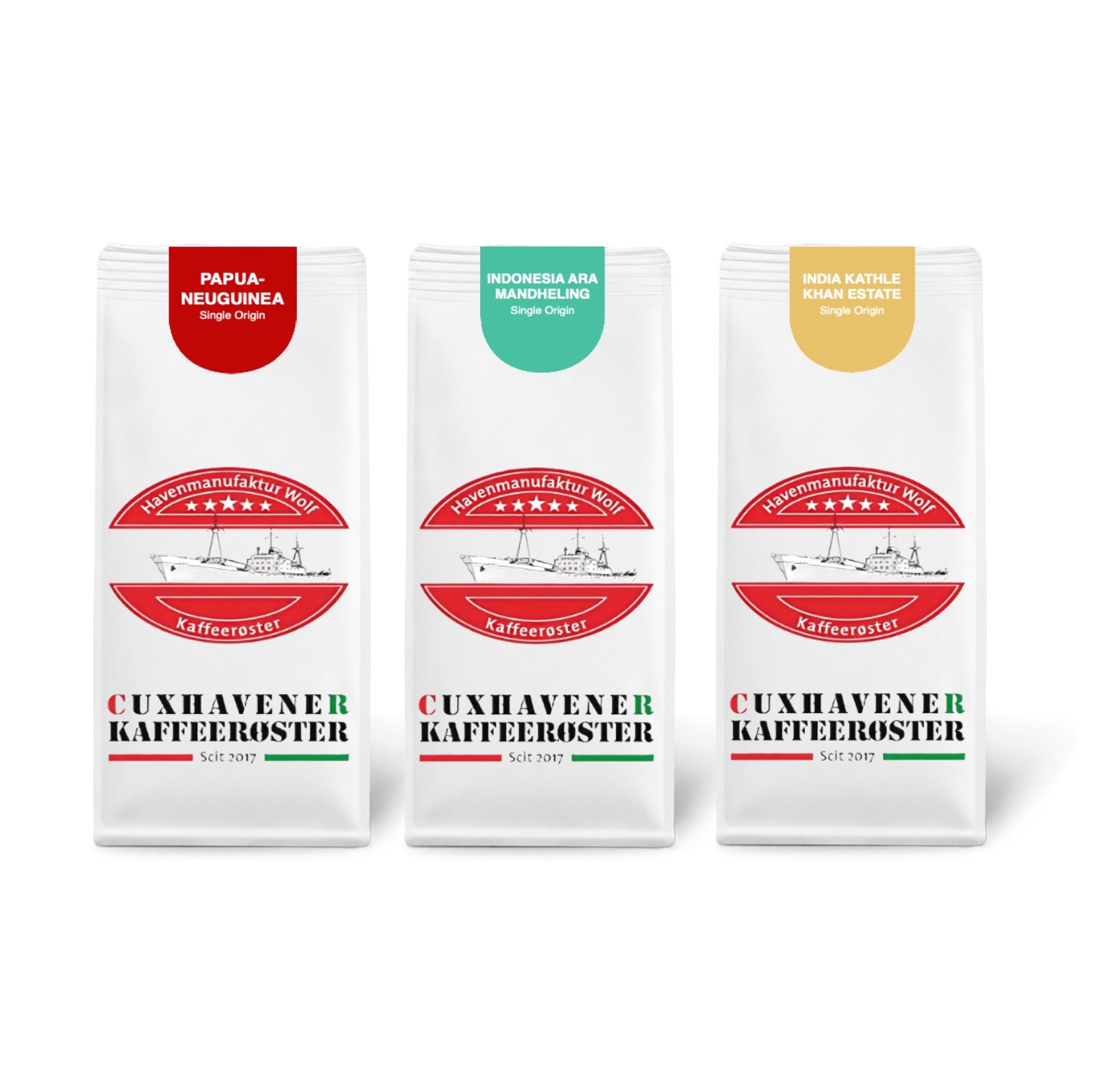 Weiße Kaffeetüten des Cuxhavener Kaffeeroesters eingebunden in Werbung für Asien Vorteilspaket 3x500g freigestellt vor weissem Hintergrund