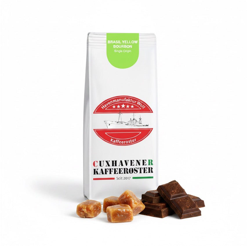 Weiße Kaffeetüte des Cuxhavener Kaffeeroesters mit der Aufschrift Brasil Yellow Bourbon und Aromasymbolen vor weißem Hintergrund