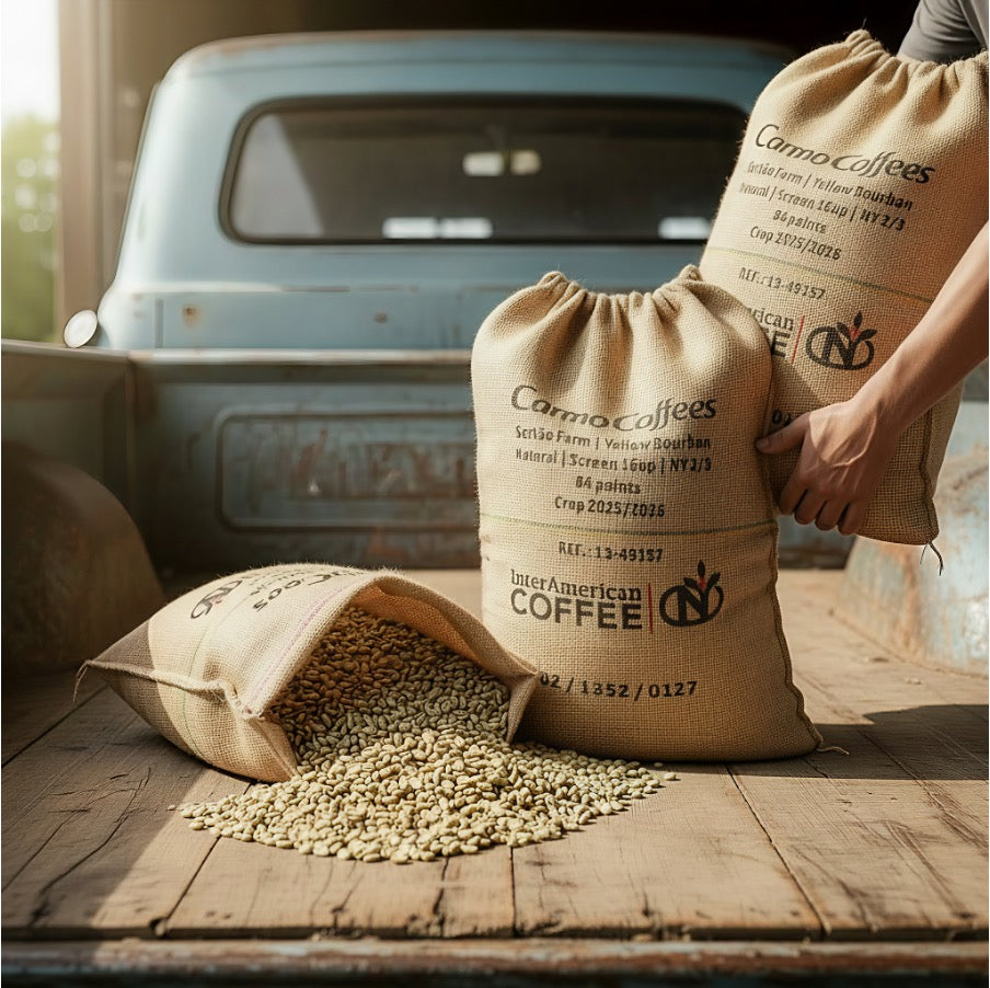 Verladung von original Kaffeesäcken mit Rohkaffee auf Pick-up