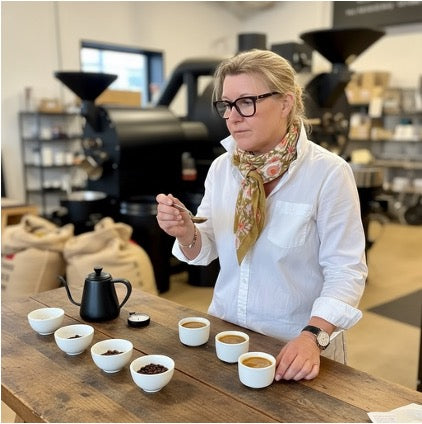 Eigentümerin beim Kaffee-Testing in Kaffeefabrik