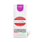 Weiße Kaffeetüte des Cuxhavener Kaffeeroesters mit der Aufschrift Colombia  vor weißem Hintergrund