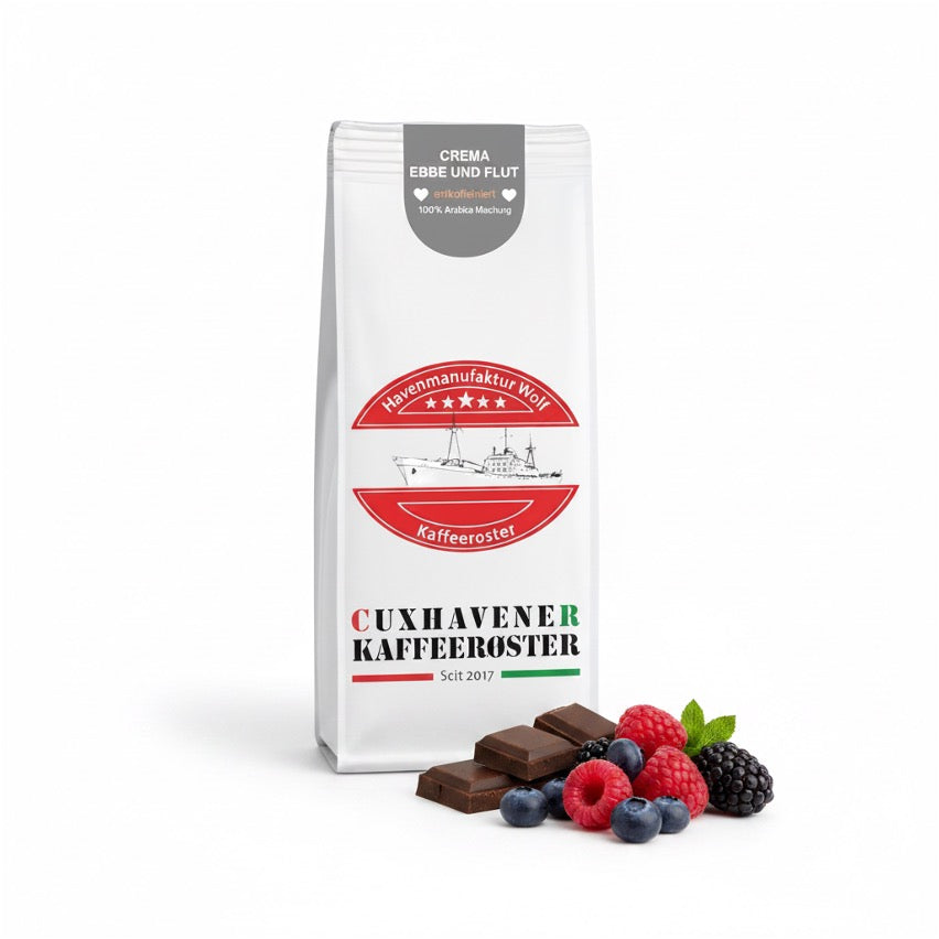 Weiße Kaffeetüte des Cuxhavener Kaffeeroesters mit der Aufschrift Ebbe und Flut entkoffeiniert und Aromasymbolen vor weißem Hintergrund