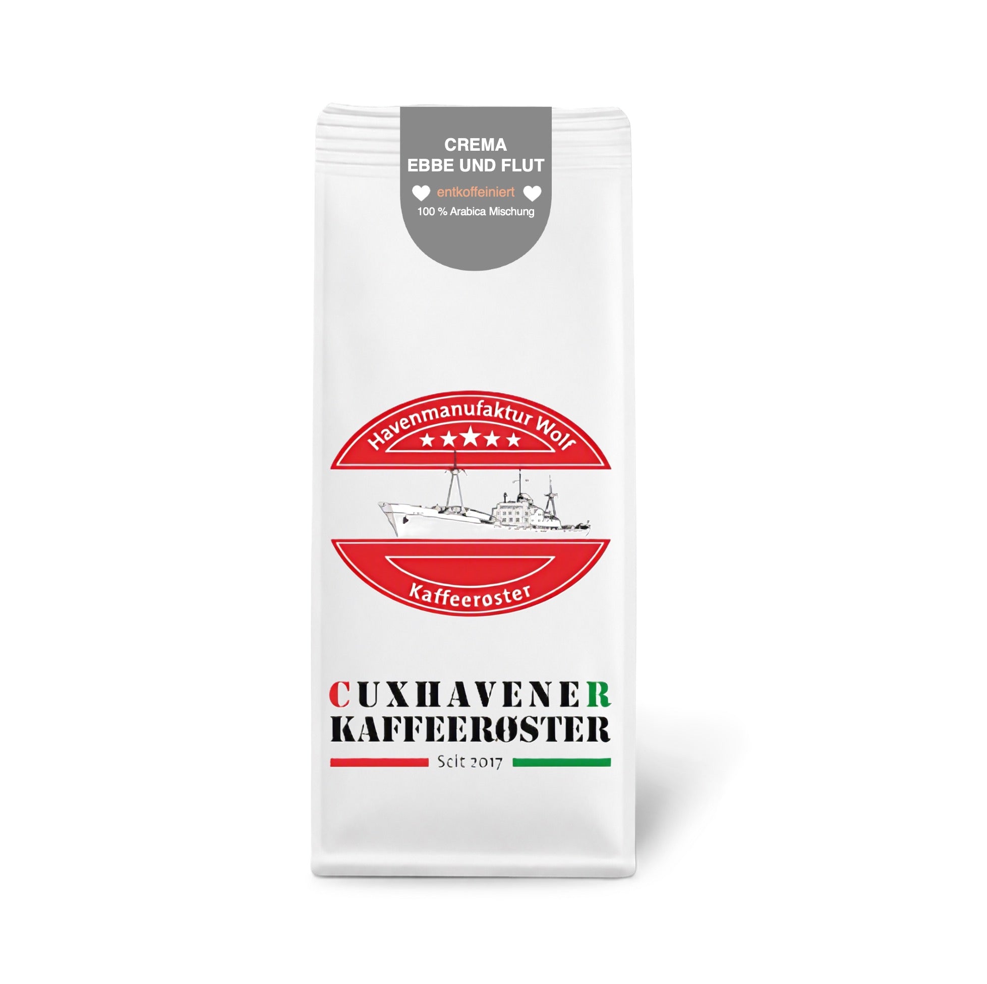 Weiße Kaffeetüte des Cuxhavener Kaffeeroesters mit der Aufschrift Ebbe und Flut entkoffeiniert vor weißem Hintergrund
