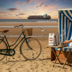 Weiße Kaffeetüte des Cuxhavener Kaffeeroesters mit der Aufschrift Ebbe und Flut entkoffeiniert frischem Kaffee aus Thermoskanne  Nordsee-Strandszene mit Strandkorb und Hollandfahrrad