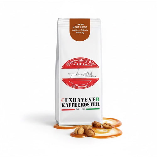 Weiße Kaffeetüte des Cuxhavener Kaffeeroesters mit der Aufschrift Crema neue Liebe und Aromasymbolen vor weißem Hintergrund