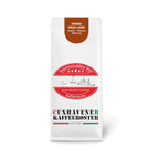 Weiße Kaffeetüte des Cuxhavener Kaffeeroesters mit der Aufschrift Crema Neue Liebe vor weißem Hintergrund