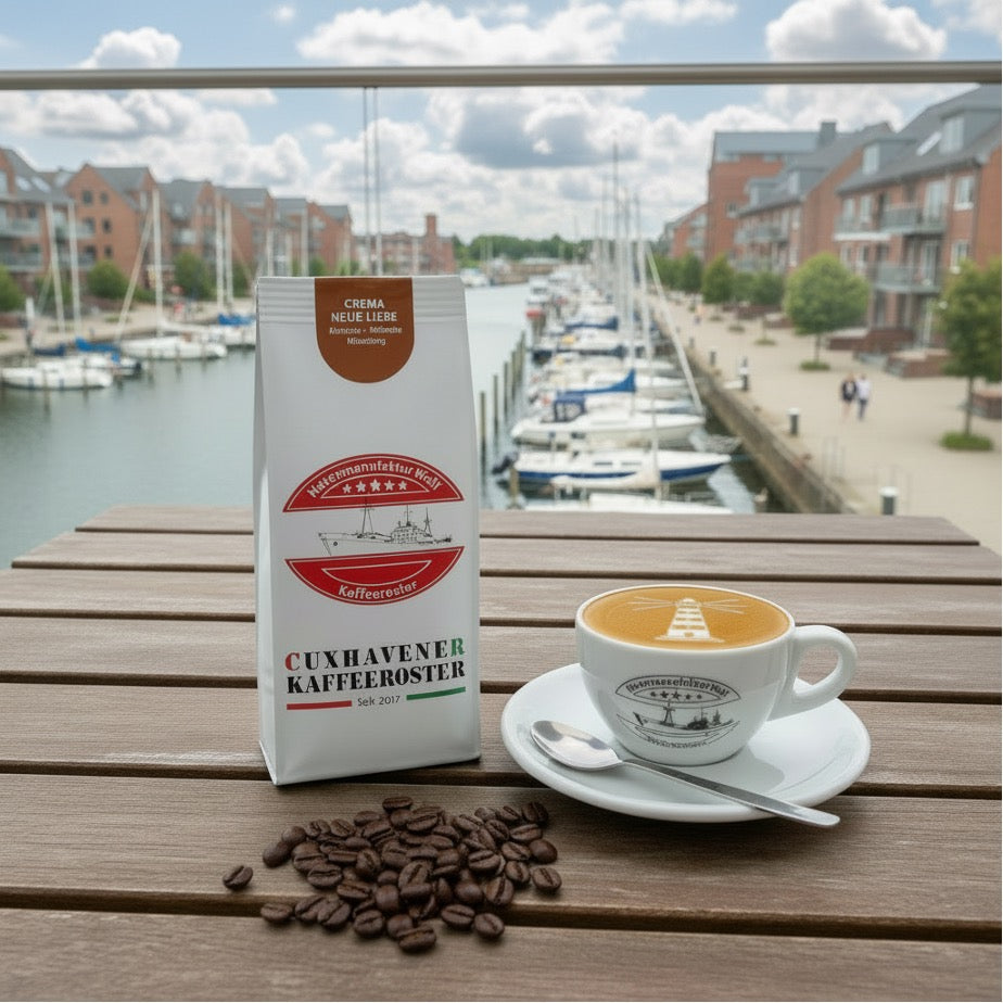 Weiße Kaffeetüte des Cuxhavener Kaffeeroesters mit der Aufschrift Crema Neue Liebe auf Terrassentisch mit Cappuccino und Balkon mit Blick auf den Stadthafen
