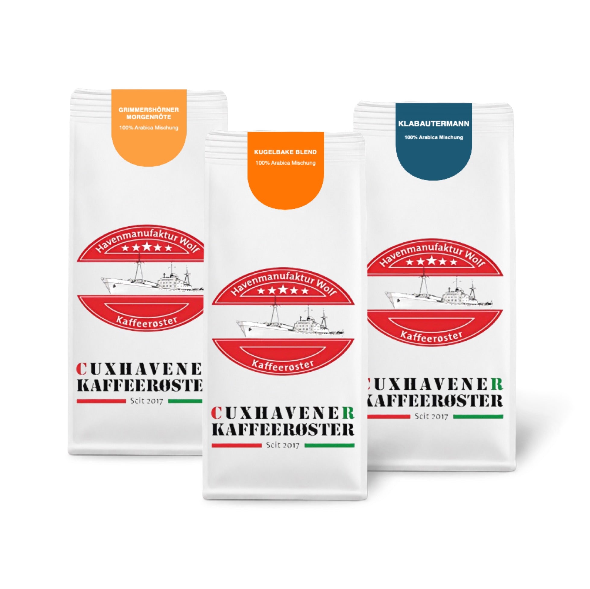 Weiße Kaffeetüten des Cuxhavener Kaffeeroesters eingebunden in Werbung für Kaffee Crema Vorteilspaket 3x1000g freigestellt auf weissem Hintergrund
