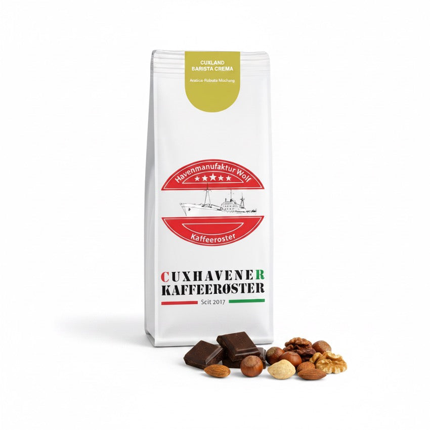Weiße Kaffeetüte des Cuxhavener Kaffeeroesters mit der Aufschrift Cuxland Barista Crema und Aromasymbolen vor weißem Hintergrund