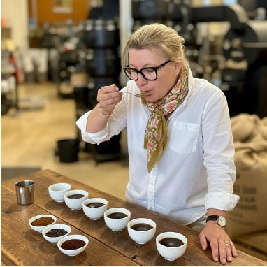 Inhaberin beim Kaffee-Testing in Cuxhavener Kaffeefabrik.