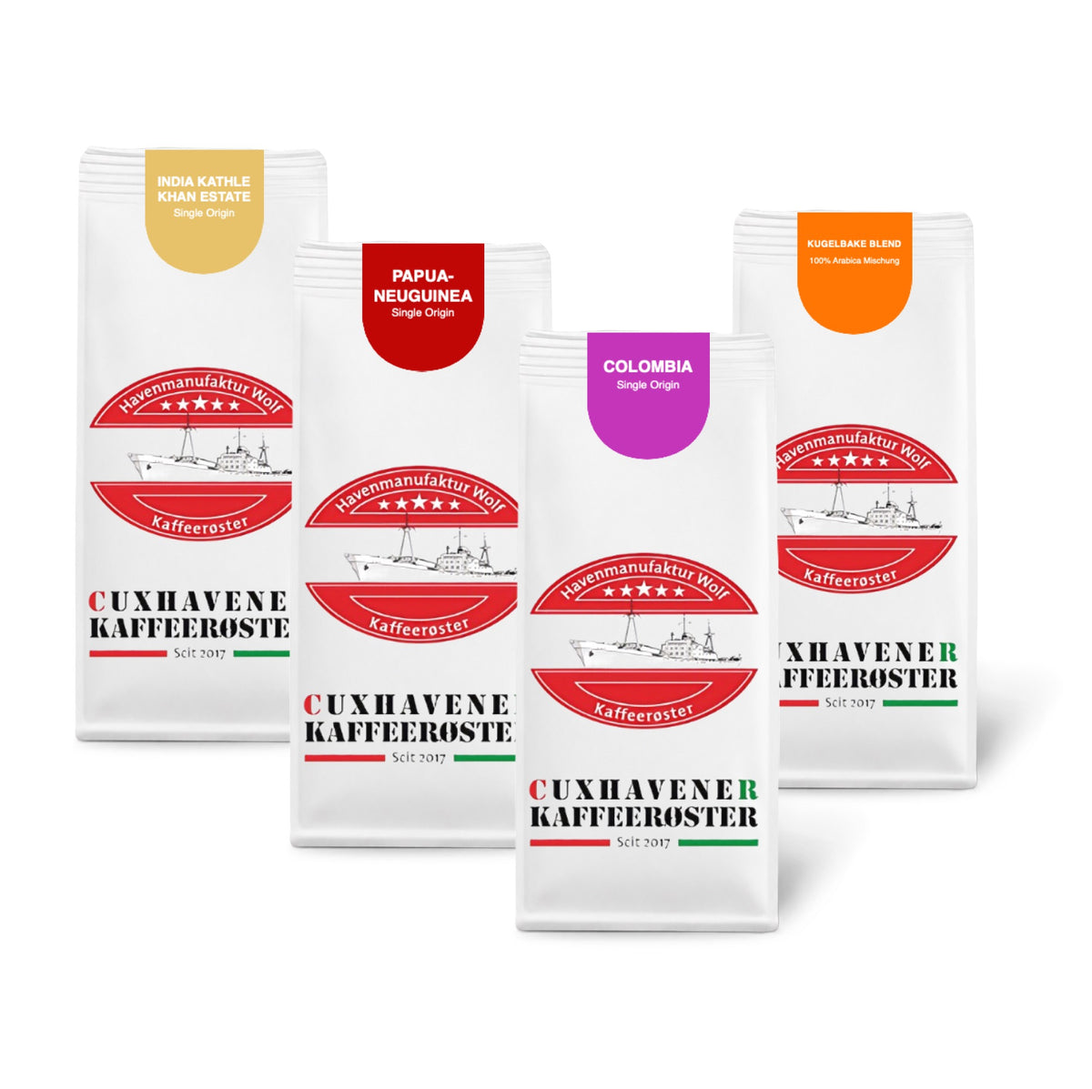 Weiße Kaffeetüten des Cuxhavener Kaffeeroesters eingebunden in Werbung für Die 4 Besonderen Vorteilspaket 4x500g freigestellt vor weissem Hintergrund