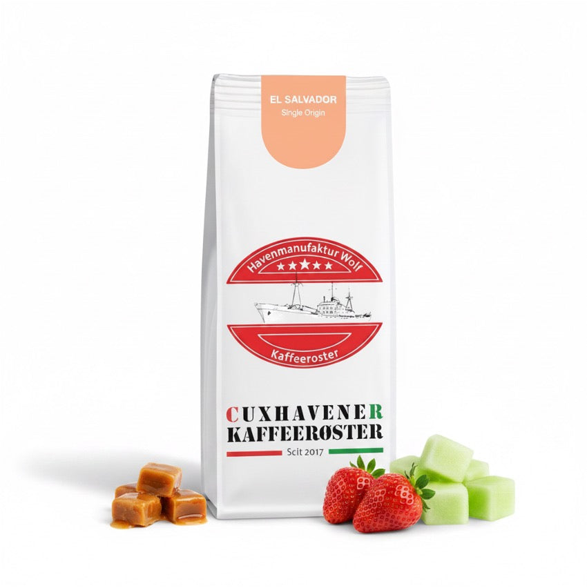 Weiße Kaffeetüte des Cuxhavener Kaffeeroesters mit der Aufschrift El Salvador und Aromasymbolen vor weißem Hintergrund