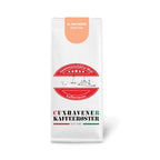 Weiße Kaffeetüte des Cuxhavener Kaffeeroesters mit der Aufschrift El Salvador  vor weißem Hintergrund
