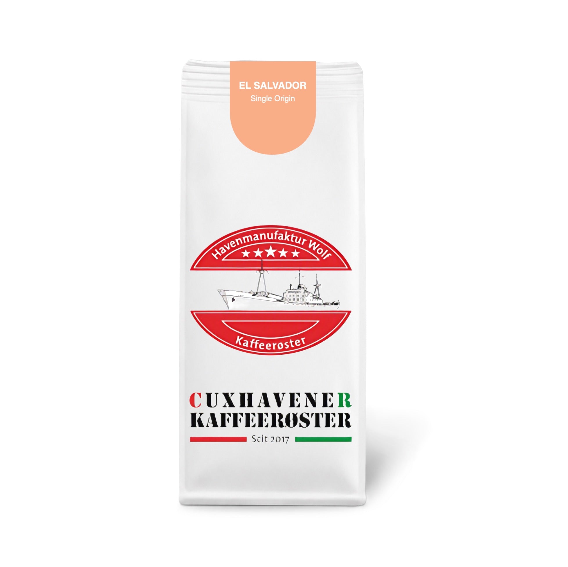 Weiße Kaffeetüte des Cuxhavener Kaffeeroesters mit der Aufschrift El Salvador  vor weißem Hintergrund