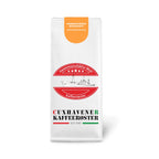 Weiße Kaffeetüte des Cuxhavener Kaffeeroesters mit der Aufschrift Grimmershörner Morgenröte vor weißem Hintergrund