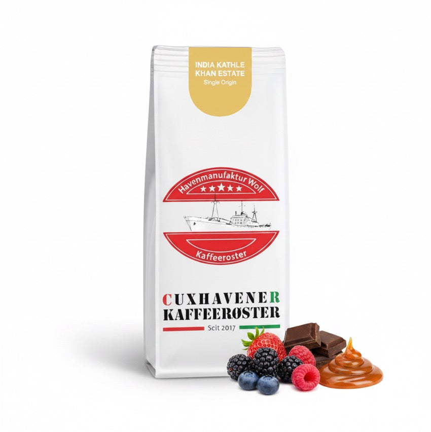 Weiße Kaffeetüte des Cuxhavener Kaffeeroesters mit der Aufschrift India Kathle Khan Estate  und Aromasymbolen vor weißem Hintergrund