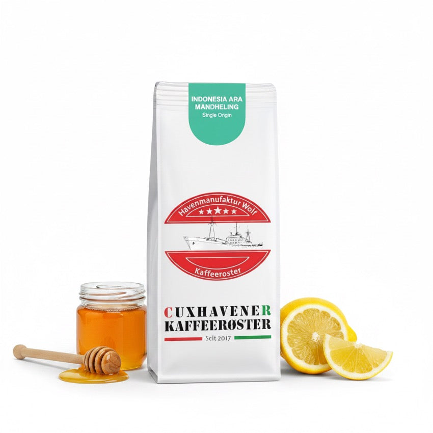 Weiße Kaffeetüte des Cuxhavener Kaffeeroesters mit der Aufschrift Indonesia Ara Mandheling und Aromasymbolen vor weißem Hintergrund