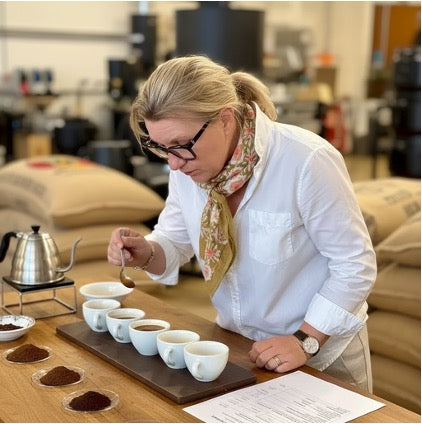 Inhaberin beim Kaffee-Testing in Cuxhavener Kaffeefabrik
