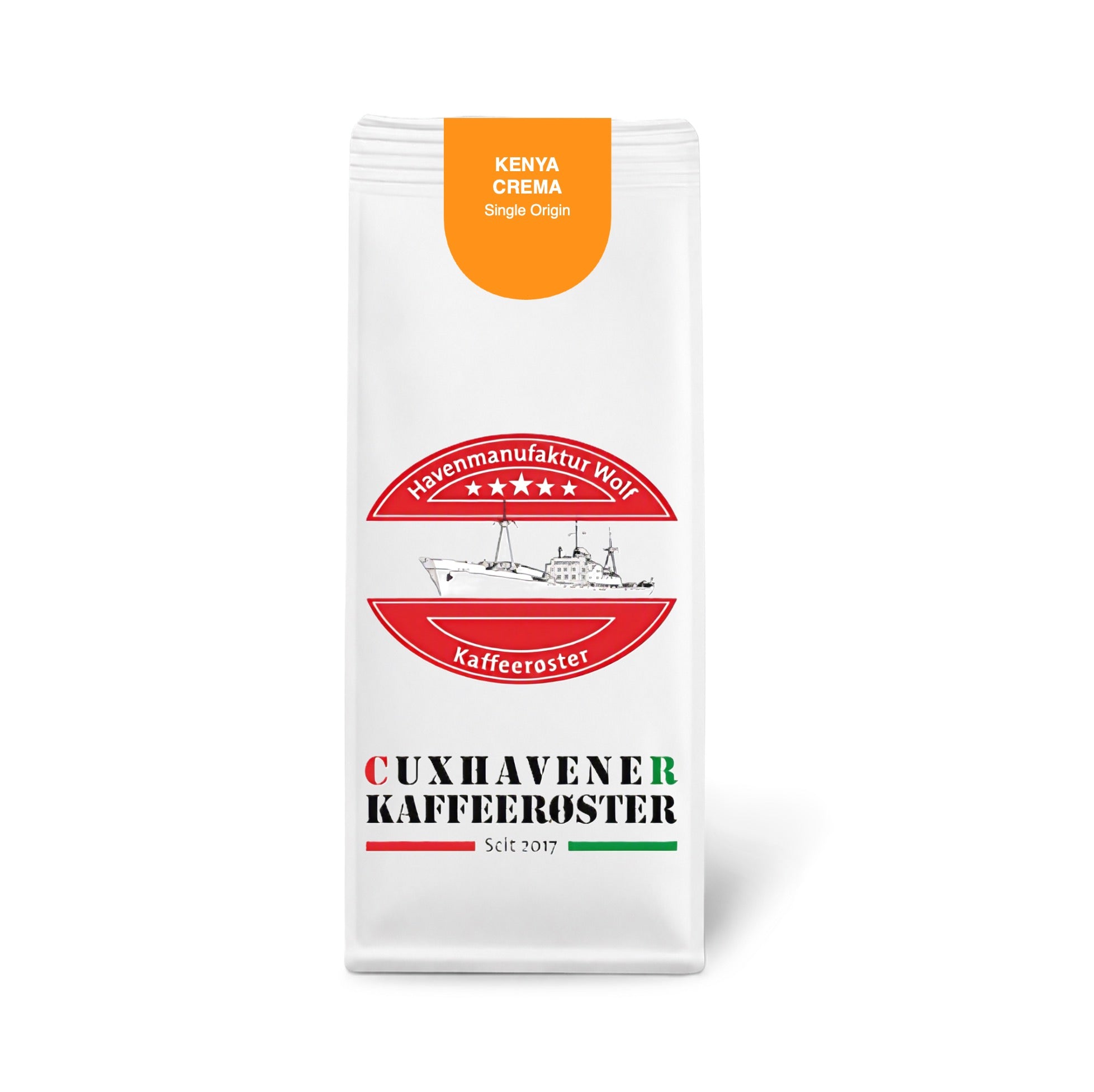 Weiße Kaffeetüte des Cuxhavener Kaffeeroesters mit der Aufschrift Kenya Crema AB vor weißem Hintergrund