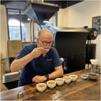 Eigentümer beim Kaffee-Testing in Kaffeefabrik