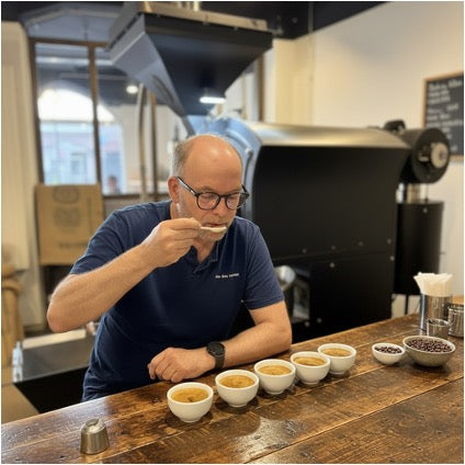Eigentümer beim Kaffee-Testing in Kaffeefabrik