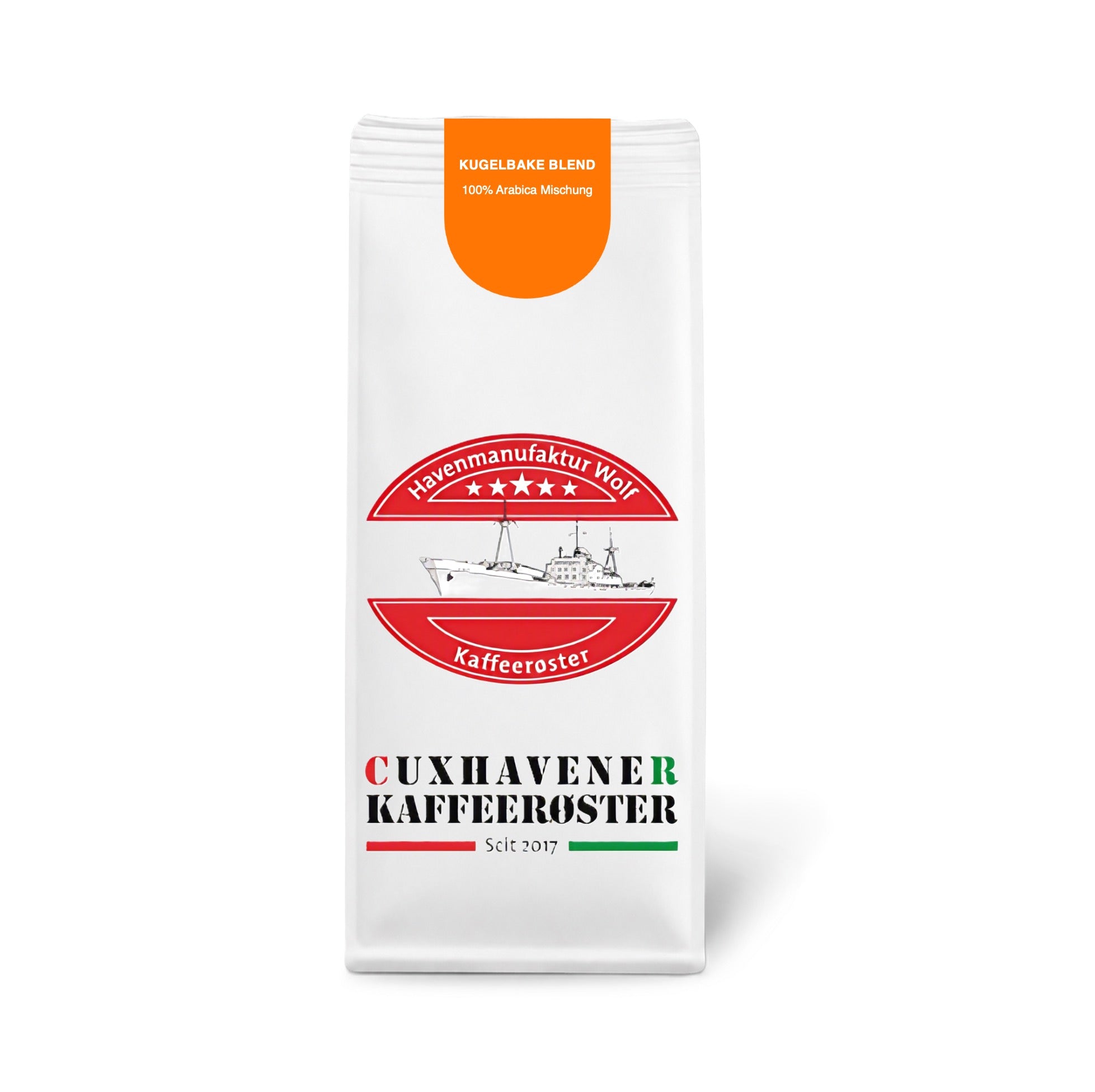 Weiße Kaffeetüte des Cuxhavener Kaffeeroesters mit der Aufschrift Kugelbake Blend vor weißem Hintergrund