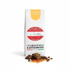 Weiße Kaffeetüte des Cuxhavener Kaffeeroesters mit der Aufschrift Lotsenmischung und Aromasymbolen vor weißem Hintergrund