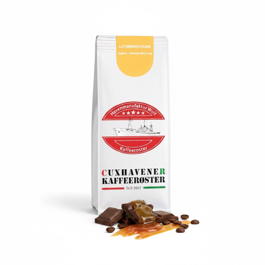 Weiße Kaffeetüte des Cuxhavener Kaffeeroesters mit der Aufschrift Lotsenmischung und Aromasymbolen vor weißem Hintergrund