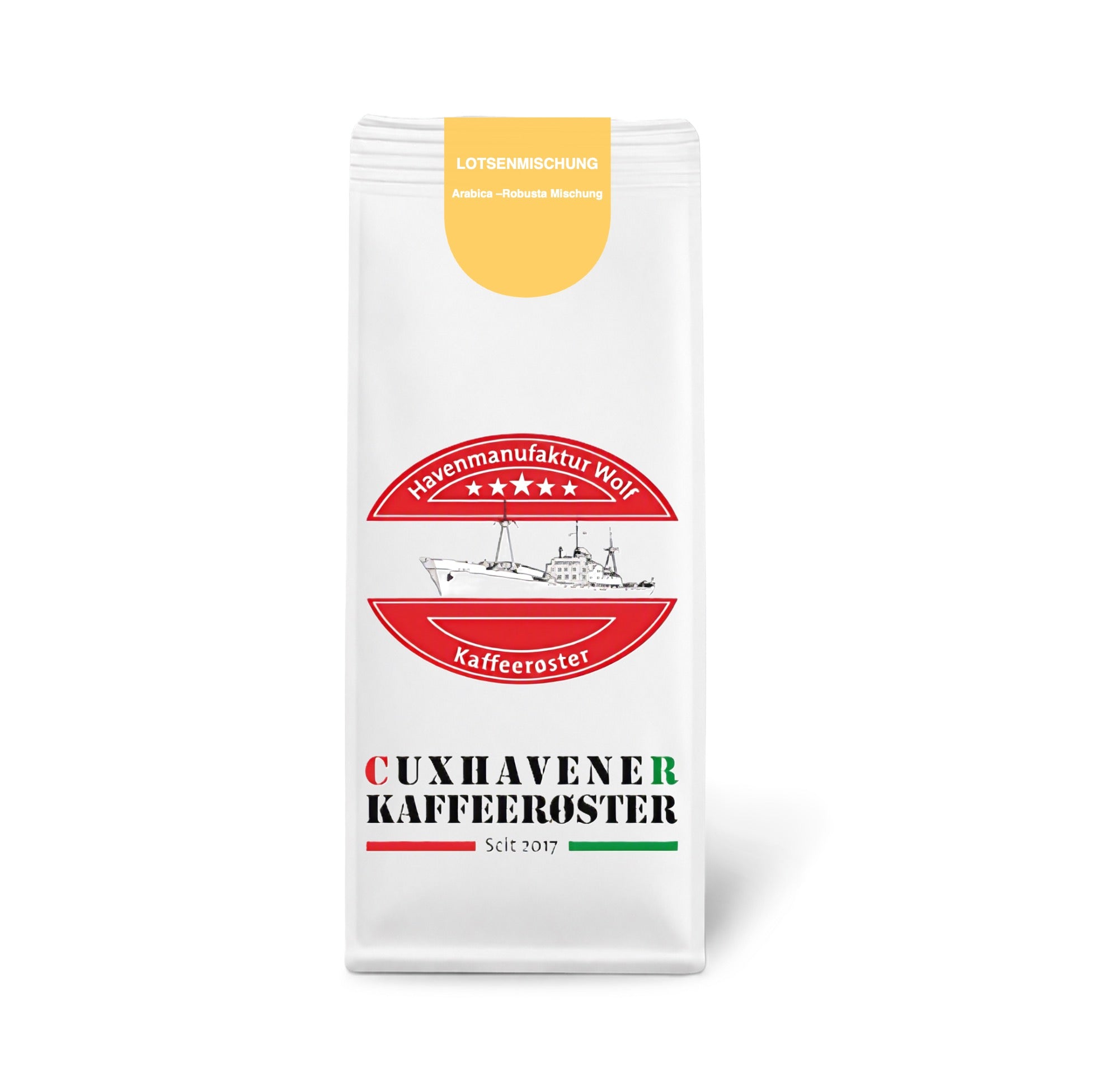 Weiße Kaffeetüte des Cuxhavener Kaffeeroesters mit der Aufschrift Lotsenmischung vor weißem Hintergrund
