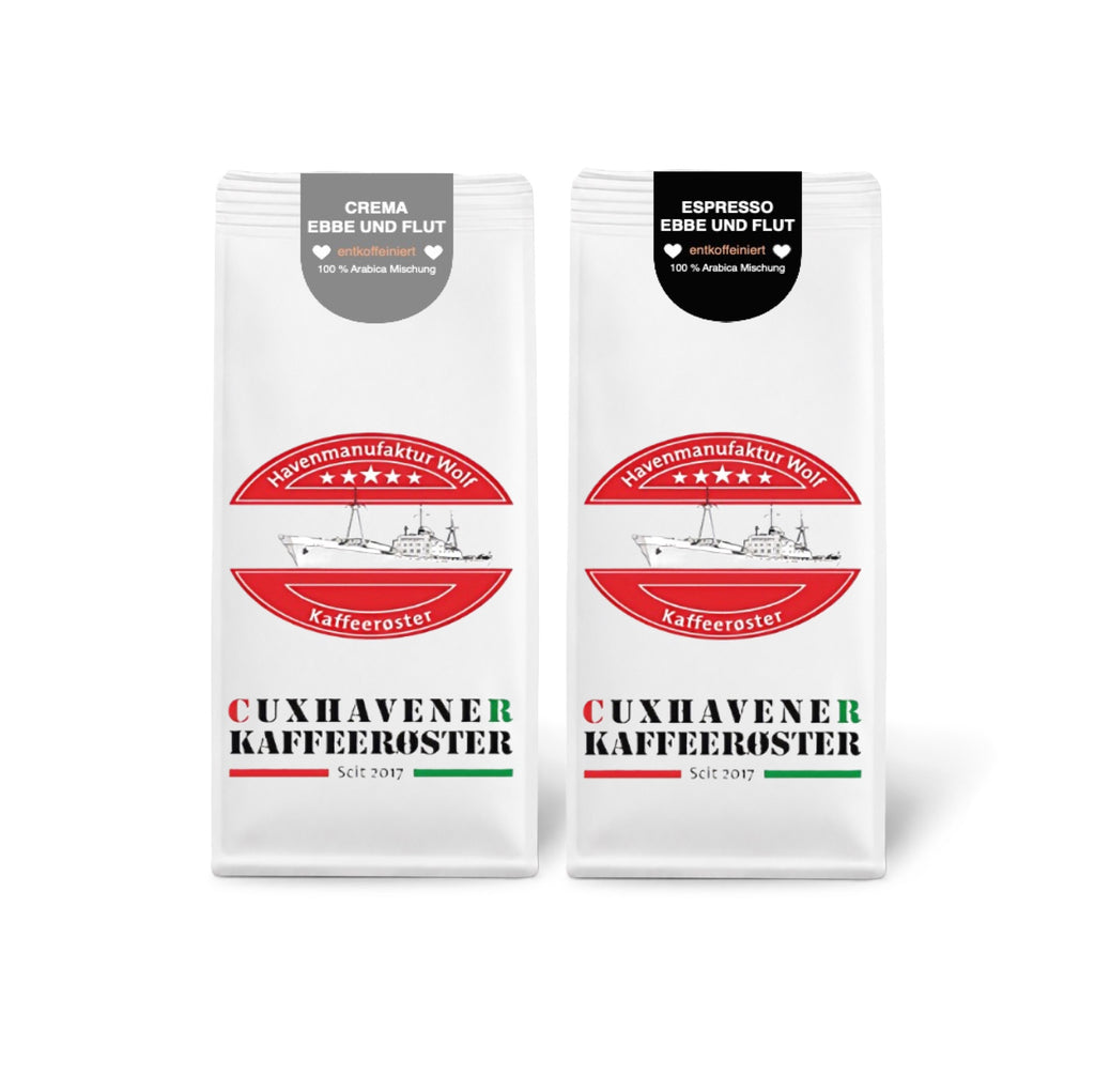 Weiße Kaffeetüten des Cuxhavener Kaffeeroesters eingebunden in Werbung für Null Koffein Paket 2x 500g freigestellt vor weissem Hintergrund